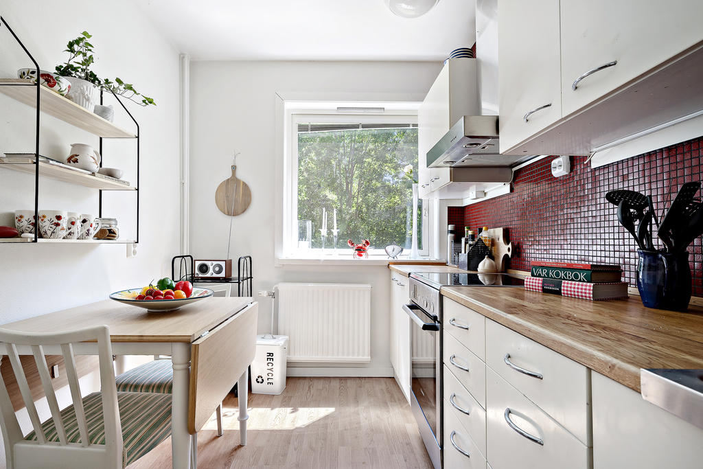 Mysigt kök med plats för mindre matbord