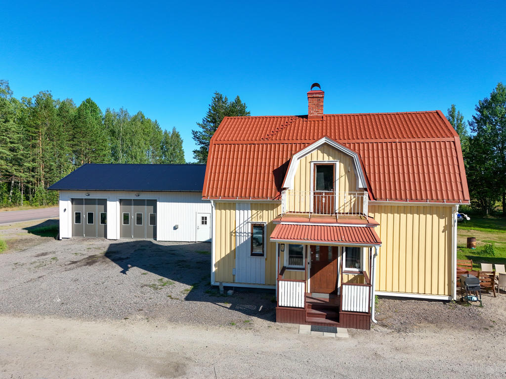 Fasad i väster med garaget i bakgrunden. 