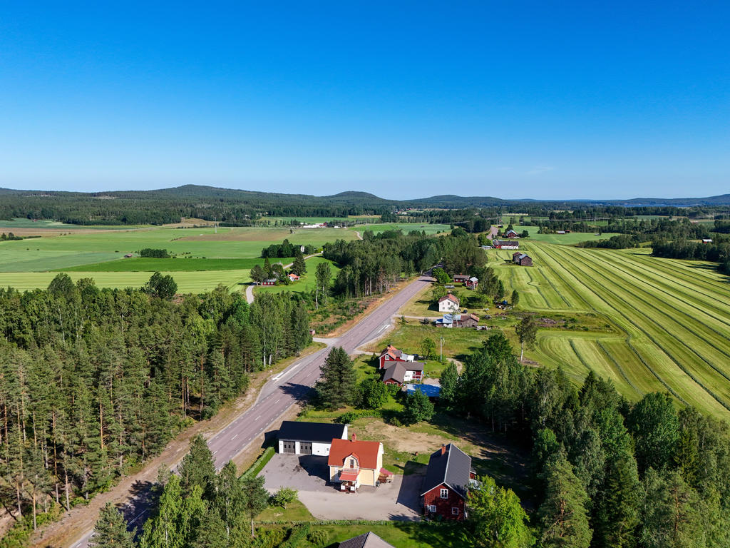 Vy mot öster och riksväg 50 som leder mot Söderhamn. 