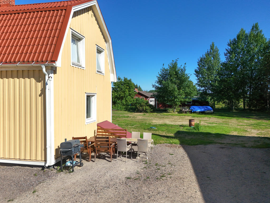Uteplats i soligt söderläge intill nedgången till den oinredda källaren. 