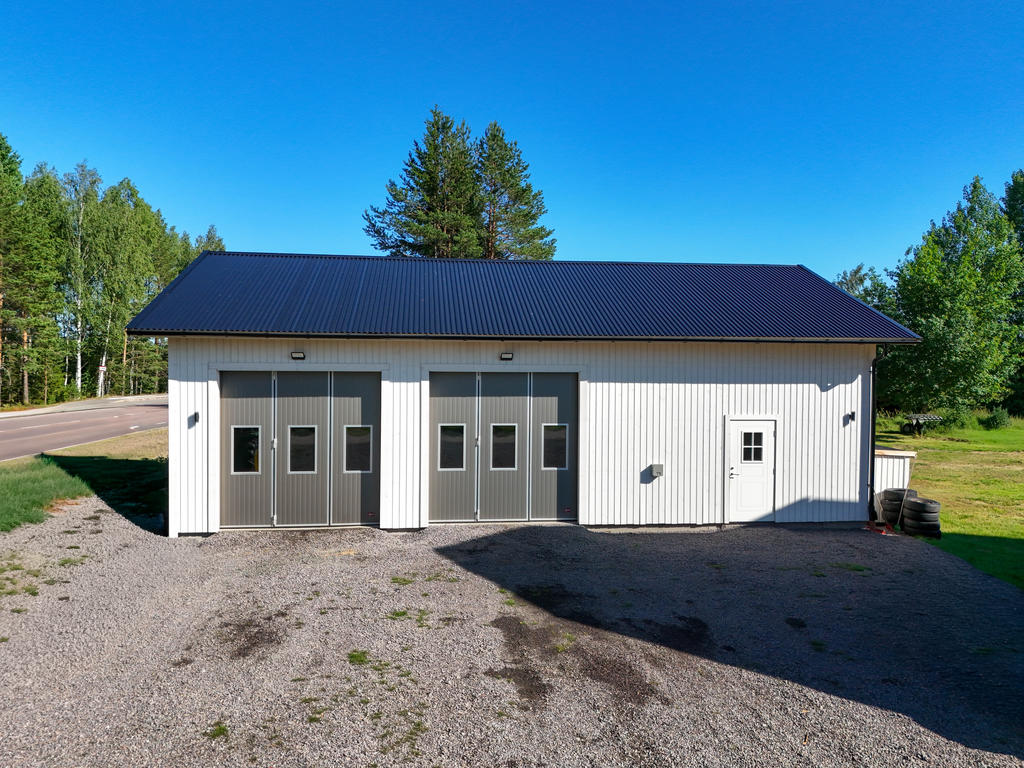 Helt nybyggt garage & verkstad från 2024/2025. 108 kvm stort och varmbonat med portar som är 3x3 m.
