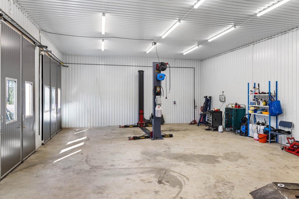Varmbonat garage med billyft som ingår i köpet.