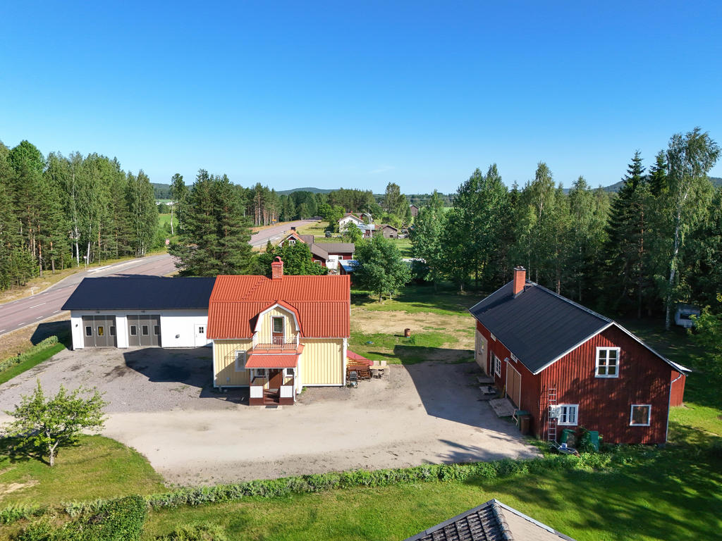Välkommen till Överbo 635! Garage & verkstad, bostadshus och lada/ekonomibyggnad.