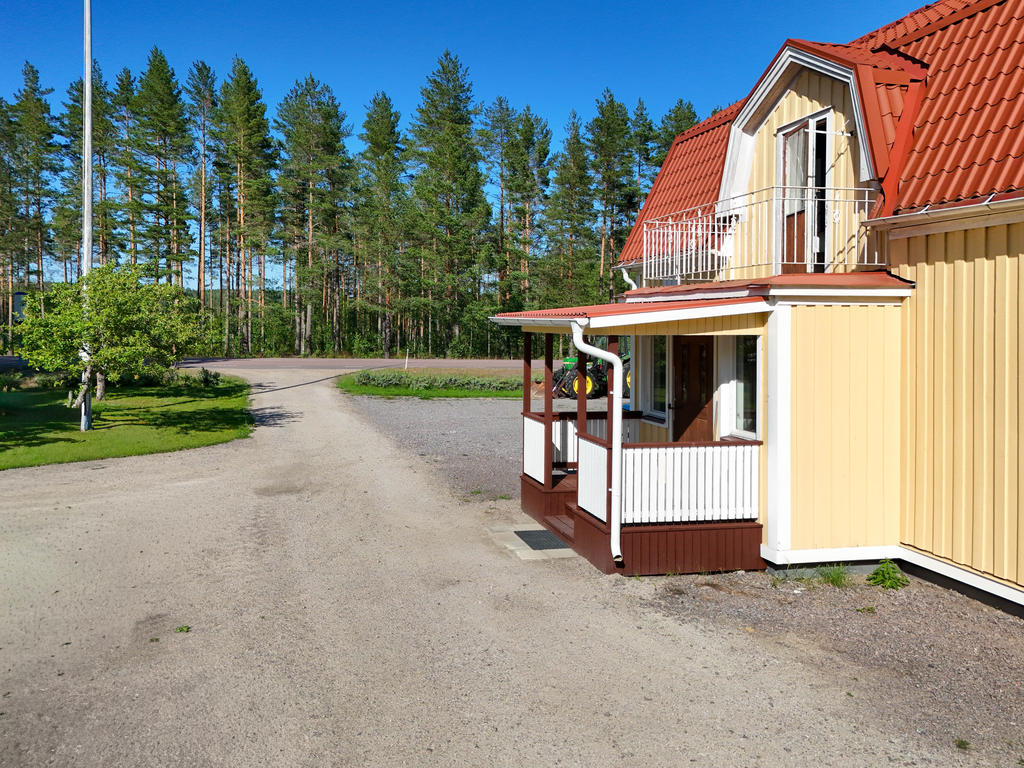 Infart till fastigheten från Söderhamnsvägen (riksväg 50).