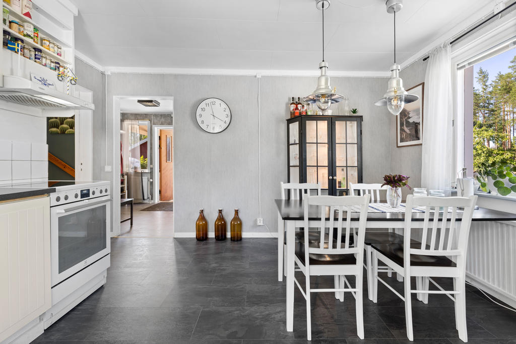 Vy från köket ut mot hallen.