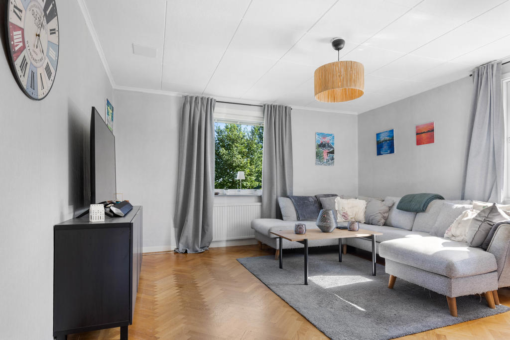 Vardagsrum med fiskbens-parkett (gammal bild).