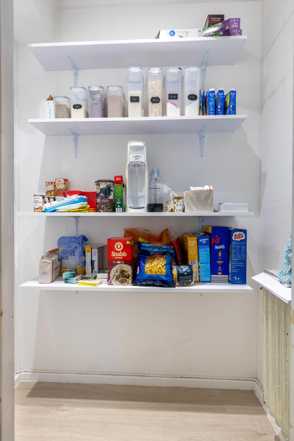 Nyrenoverat skafferi i kök.