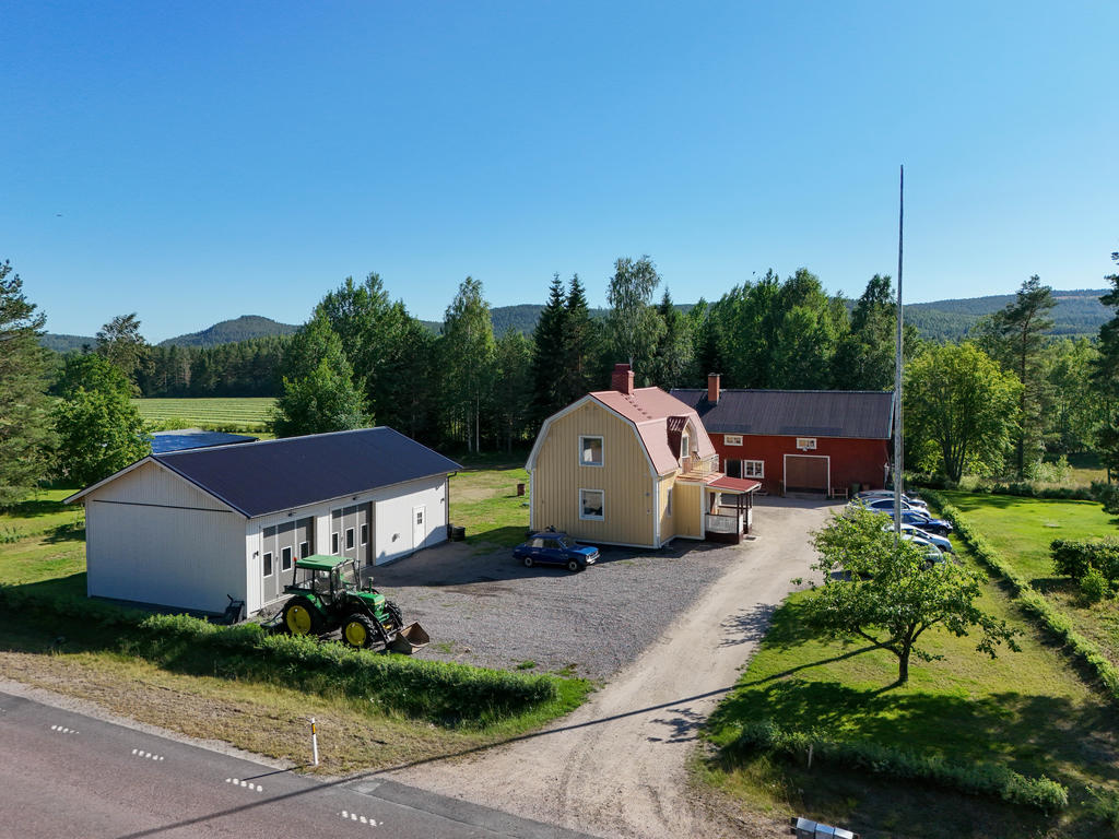 Vy från riksväg 50 som går förbi precis utanför tomten.