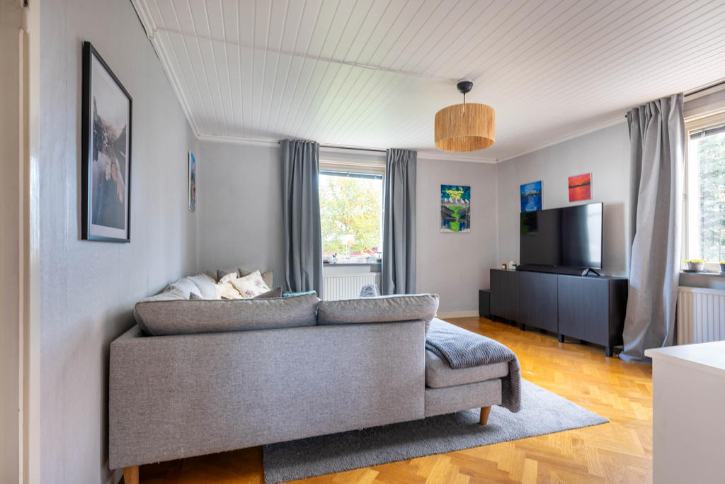 Vardagsrum med nytt innertak och nydragen el.