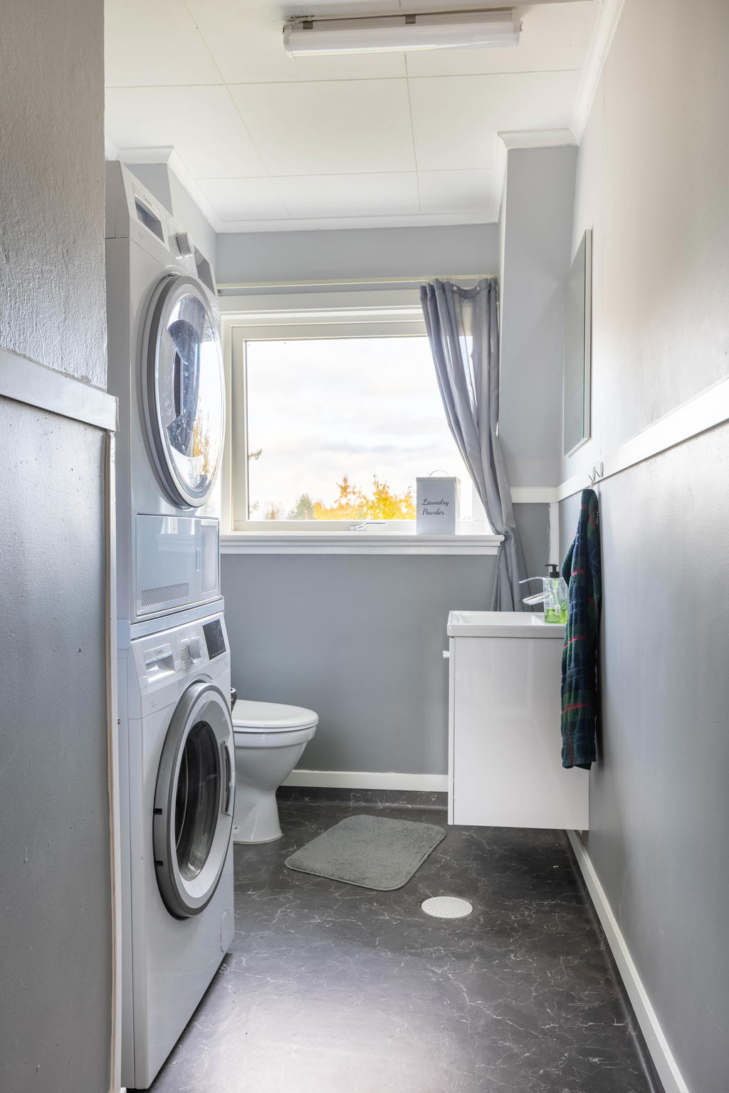 Nyrenoverad tvättstuga med toalett från hösten 2025.