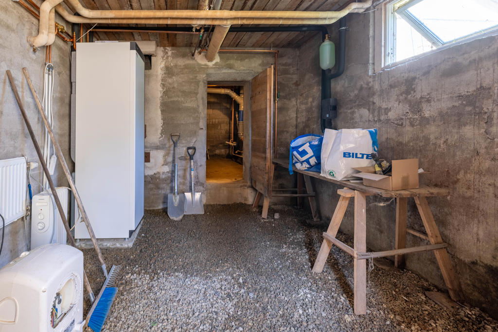 Bergvärmepump från 2022 placerad i källare.