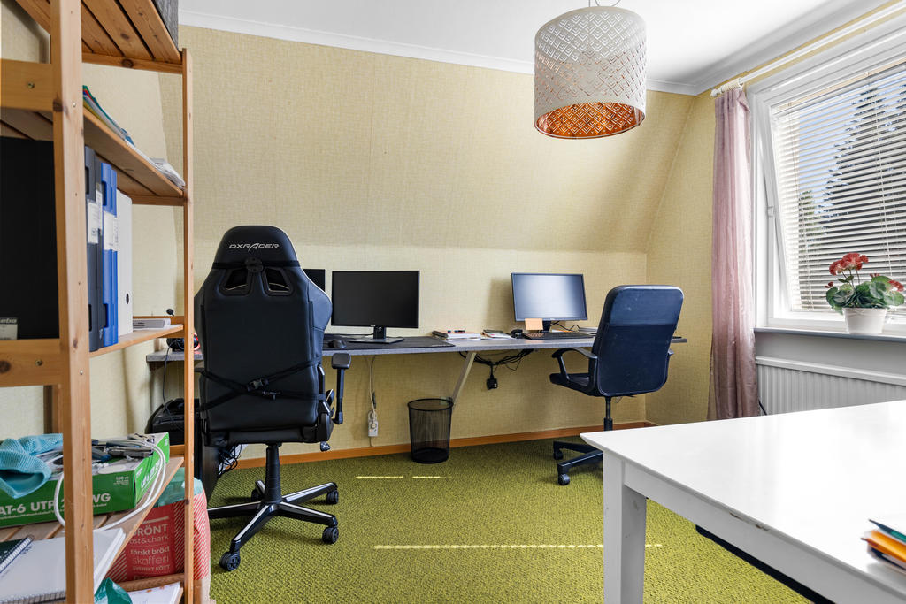 ÖV: Sovrum 1, används som kontor.