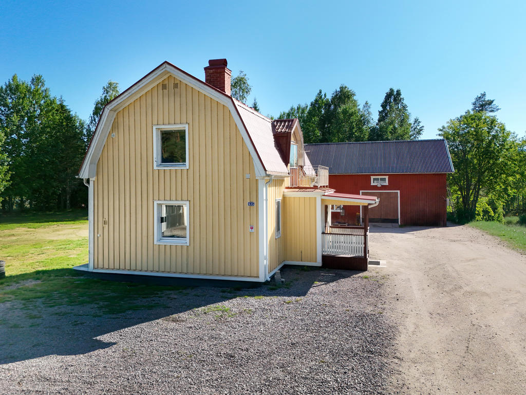 Vy från infarten till fastigheten.