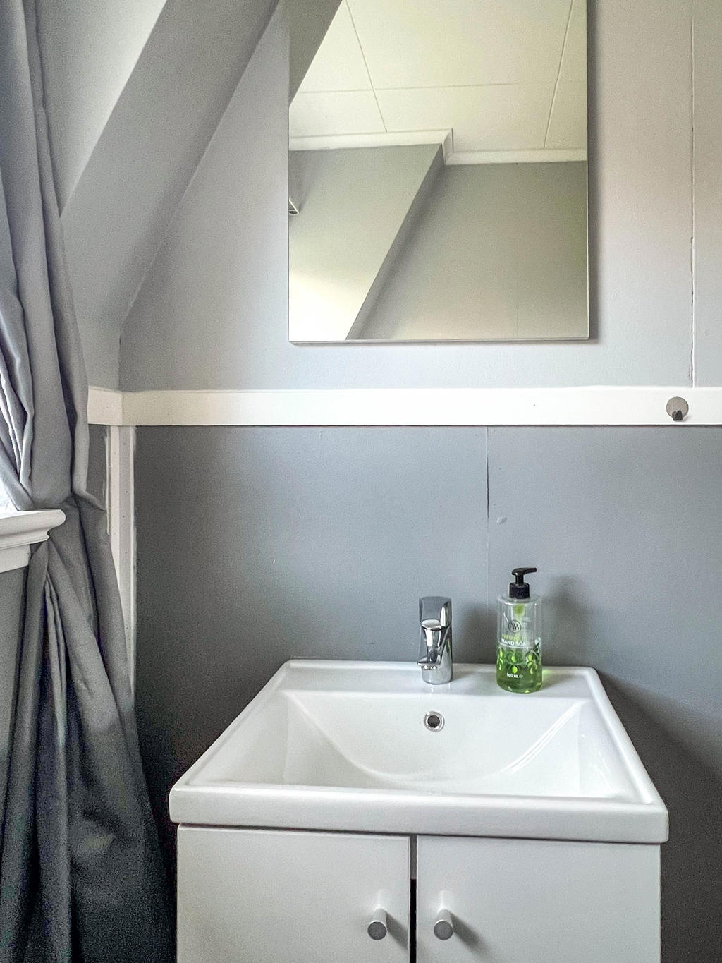 Handfat i tvättstuga.