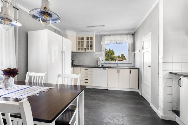 Trivsamt kök. Renoverat av nuvarande ägare.