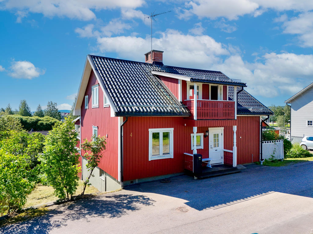 Fasad i norr med entré via farstukvist i direkt anslutning till gatan. 