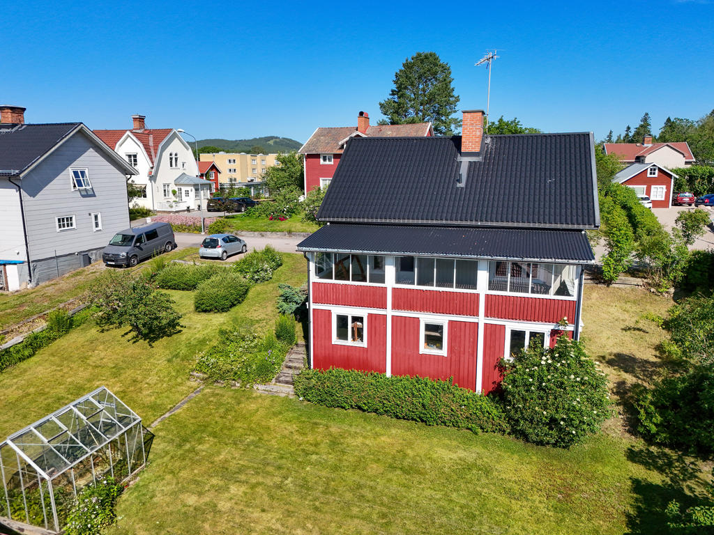 Trädgård och inglasad altan i soligt läge!