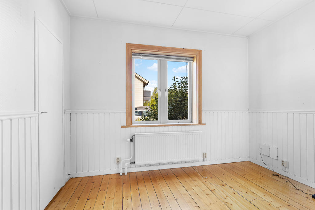 Sovrum 1/ kontor innanför hallen. 