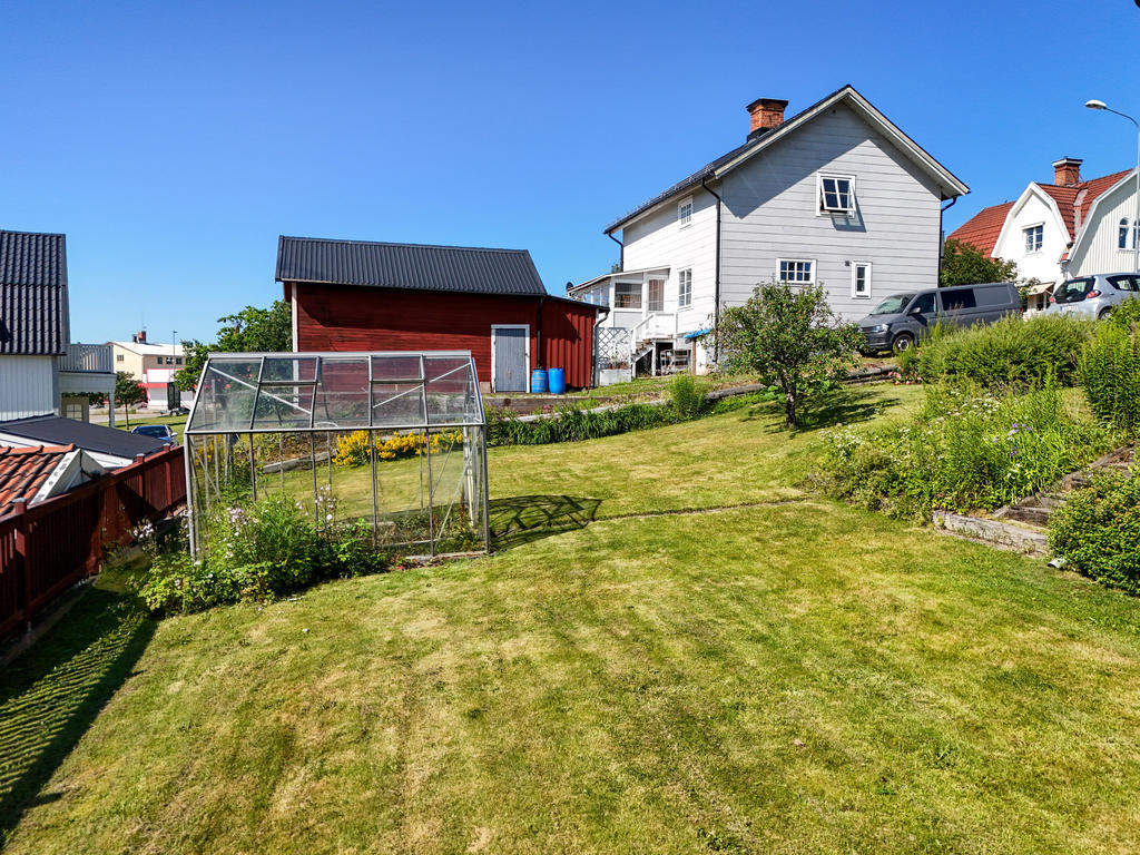 Tomt i sluttning med växthus. 