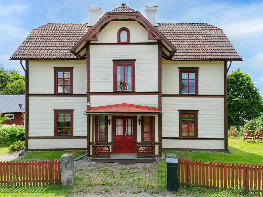 Fasad i norr mot gatan, med entré in till kallfarstu. 