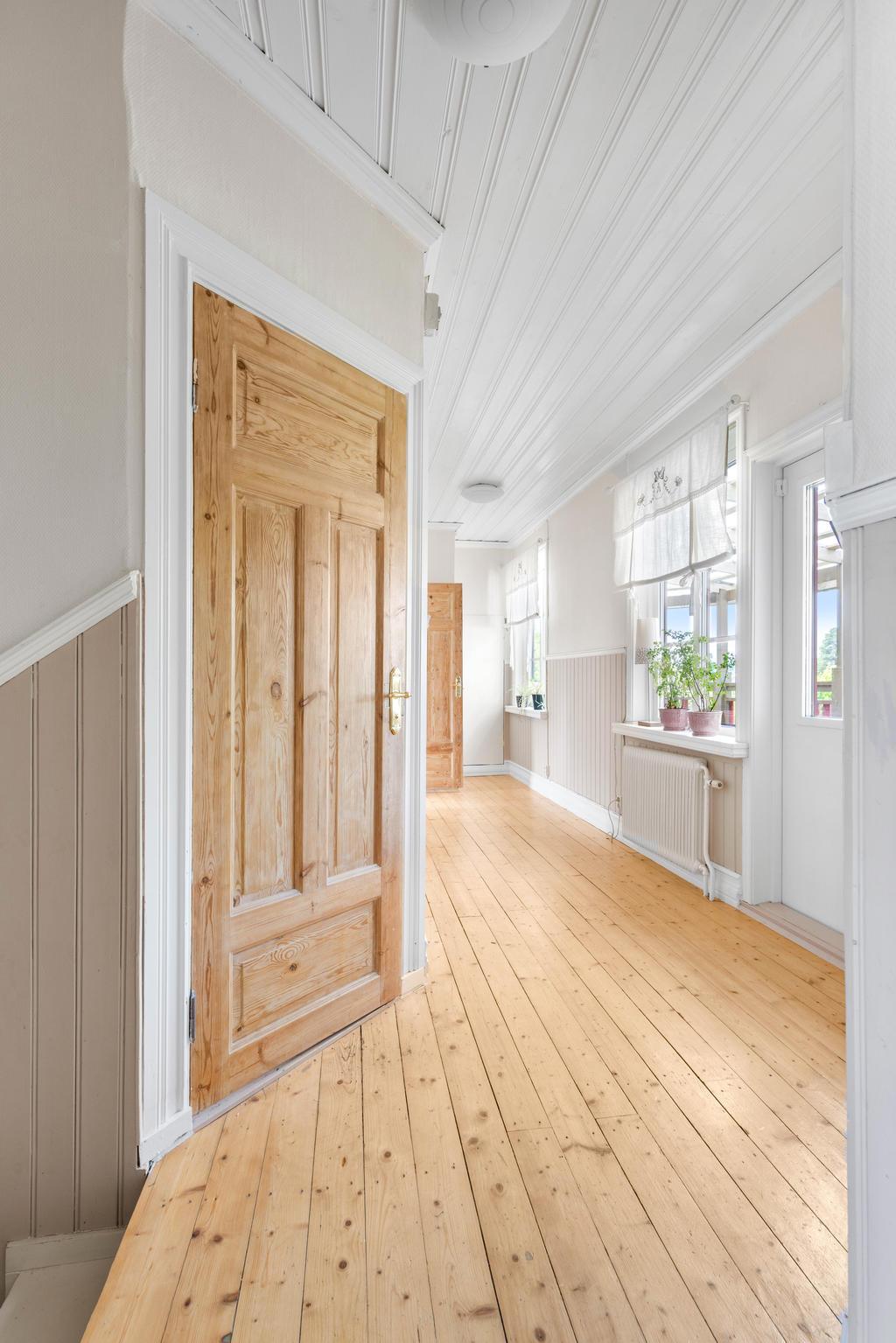 ÖV: Hall med ingång till duschrum samt utgång till balkong. 