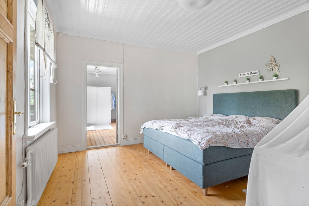 ÖV: Vy från sovrum 3 som är ett genomgångsrum till walk-in closet. 