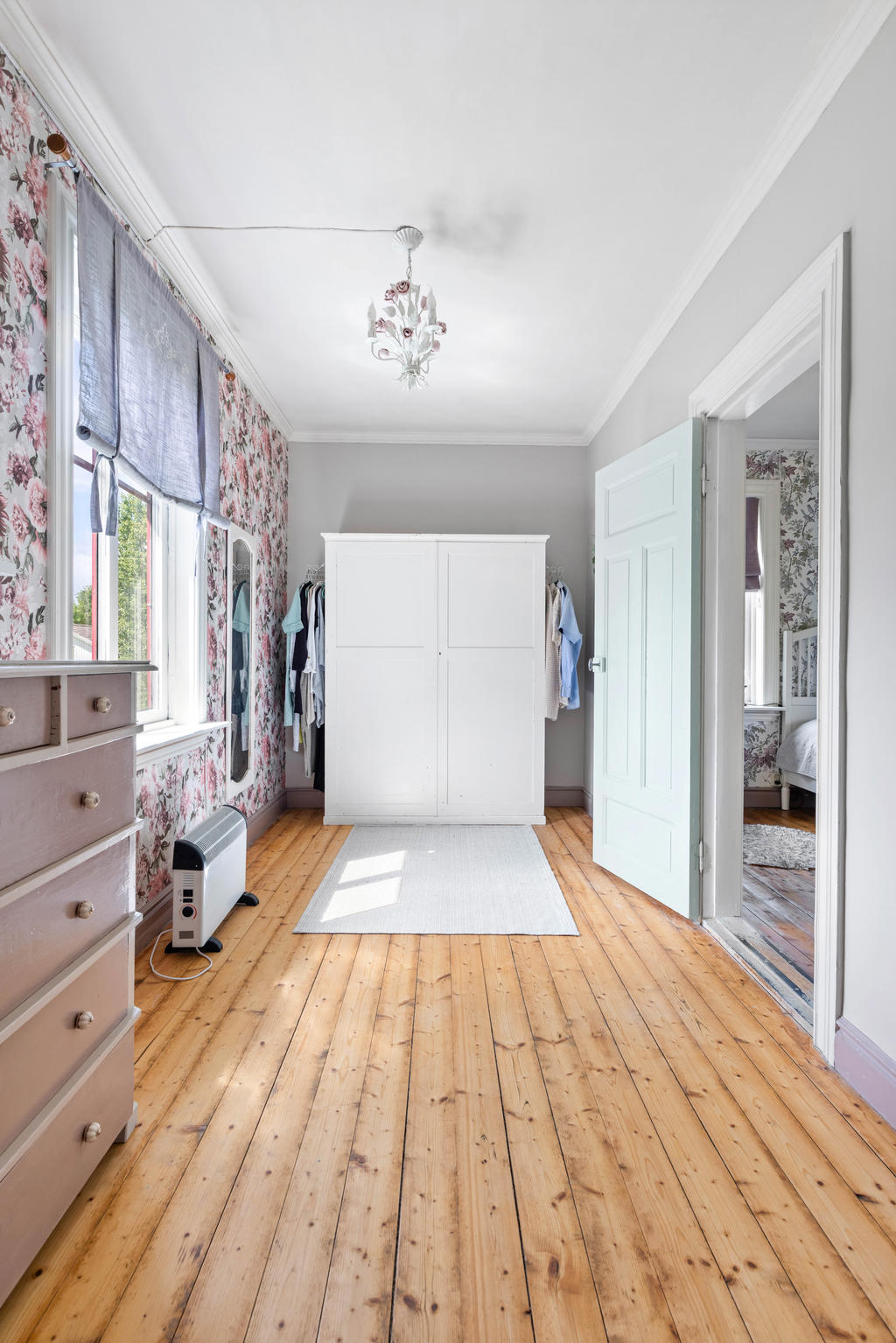 ÖV: Walk-in-closet.