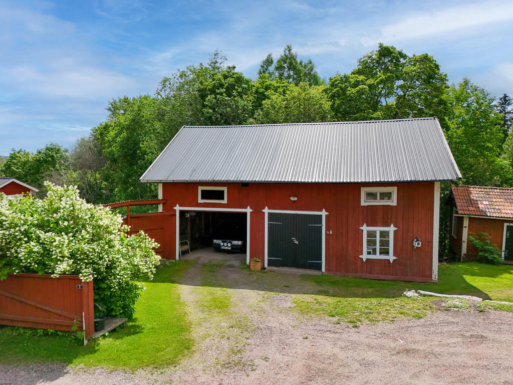 Lada/f.d lider med garage/carport och förvaring. 
