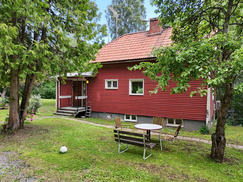 Huset omges av lummig grönska