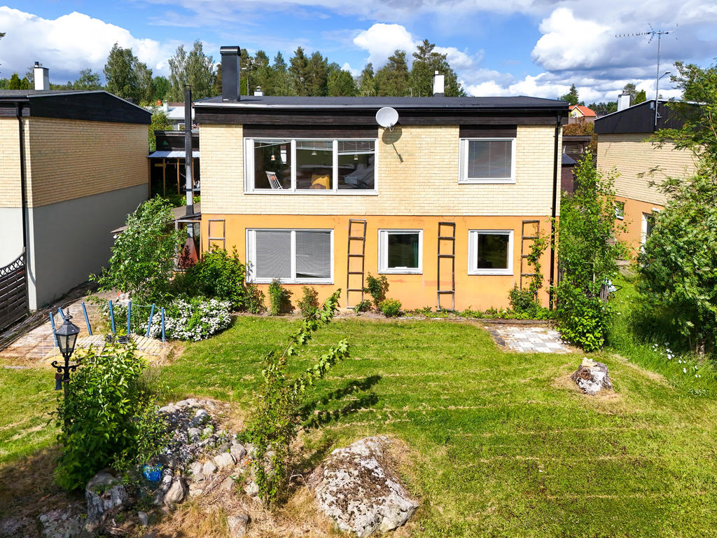 Suterränghus med fasad mot trädgård i söderläge. 