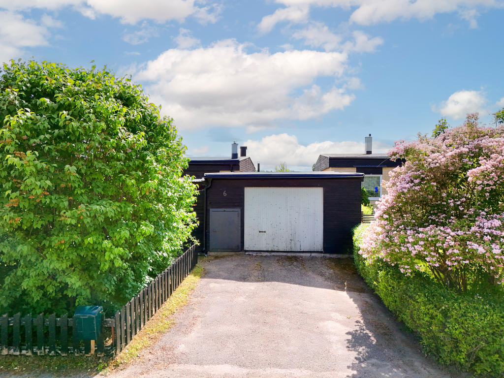 Garage. 