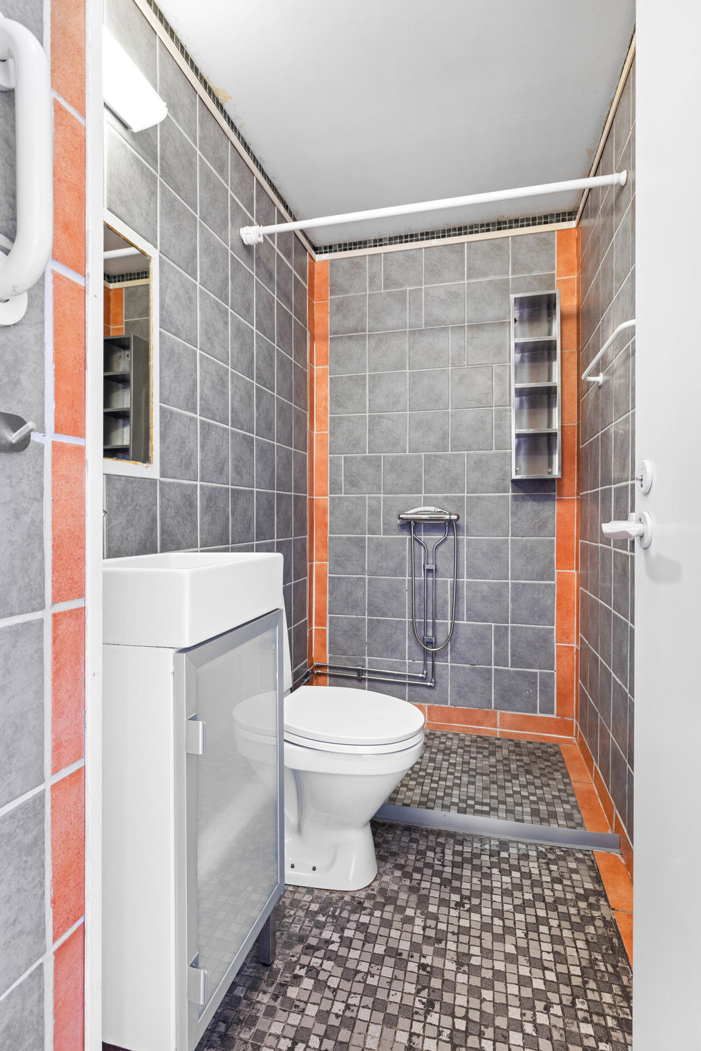 Helkaklat duschrum från slutet av 90-talet med renoveringsbehov. 