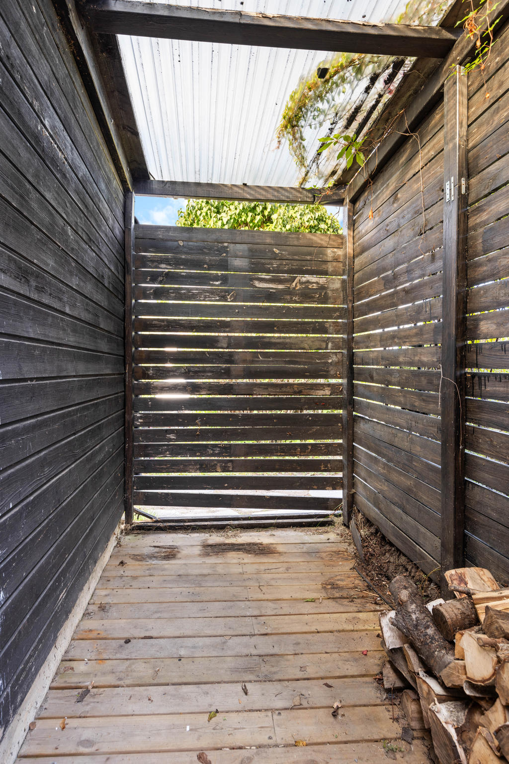 Vedbod/redskapsbod intill garage. 