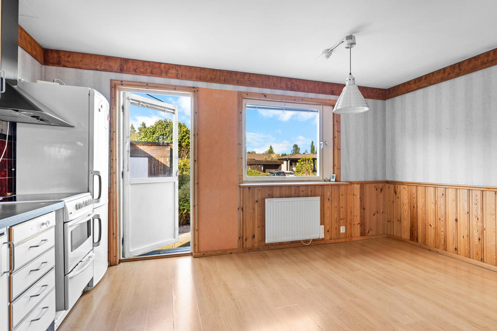 Utgång från kök till uteplats i norr. 