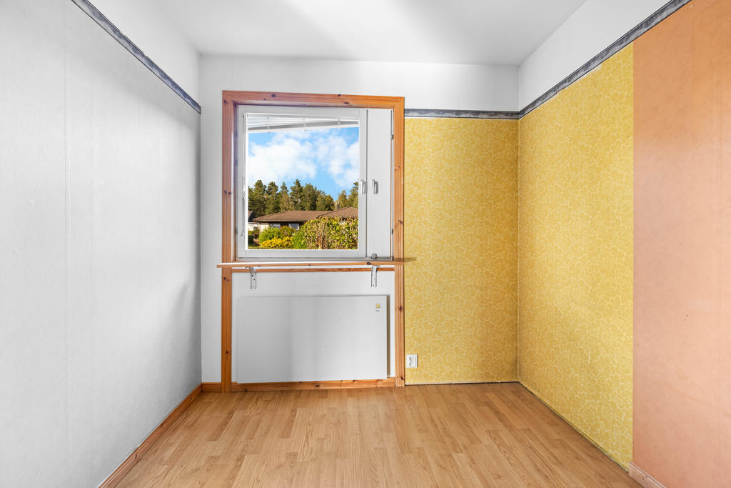 Sovrum 1 som har använts till kontor. 