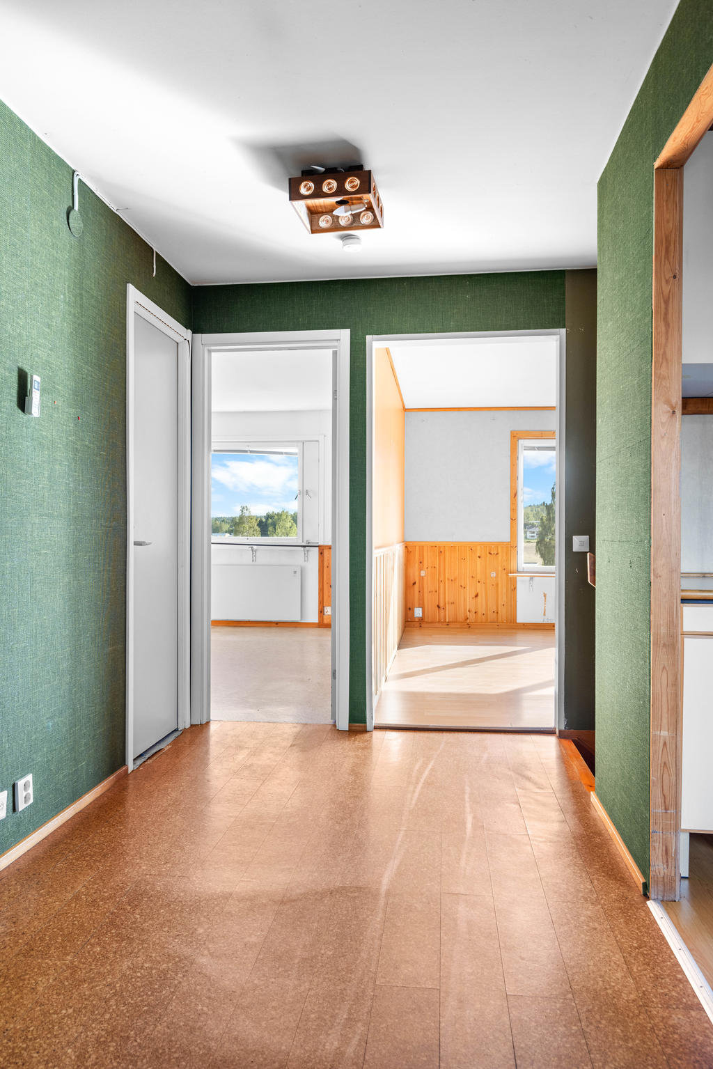 Vy från hall mot sovrum 2 och vardagsrum. 