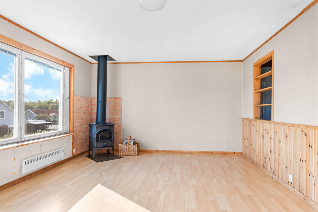 Vardagsrum med kamin. 