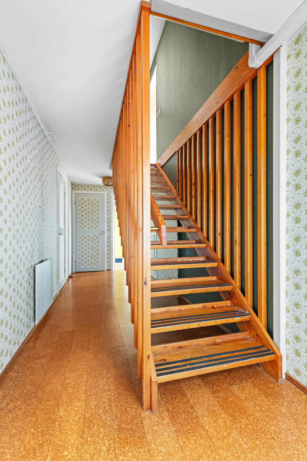 Trapp ned till suterrängplan. 