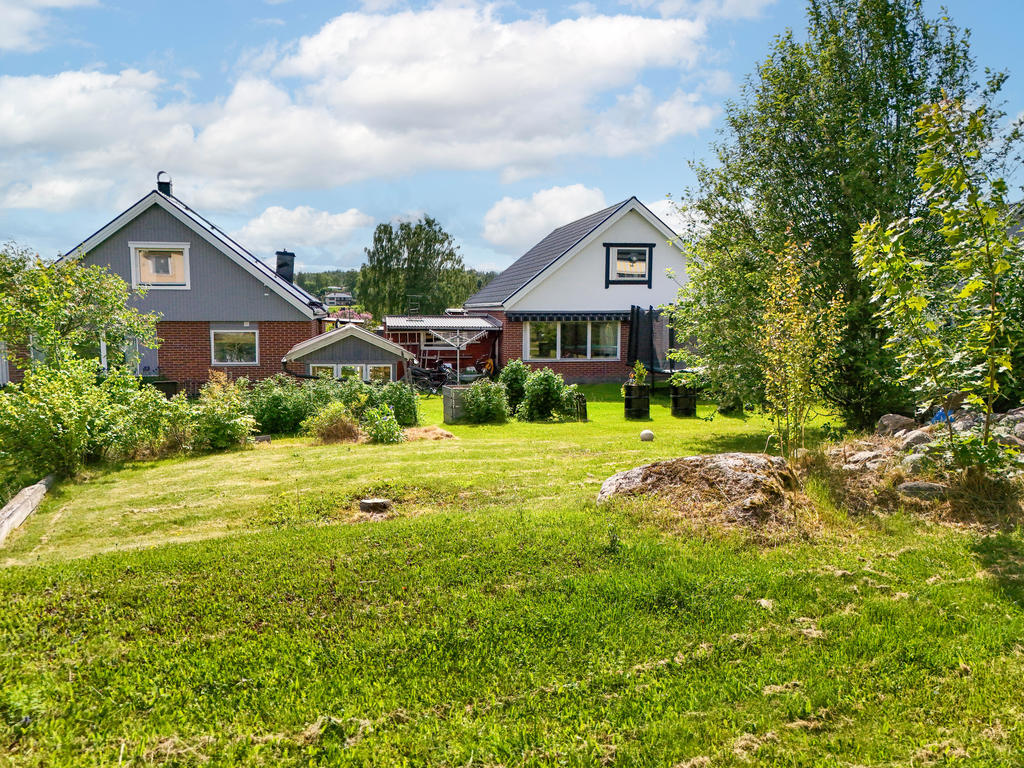 Trädgård på tomtens baksida. 