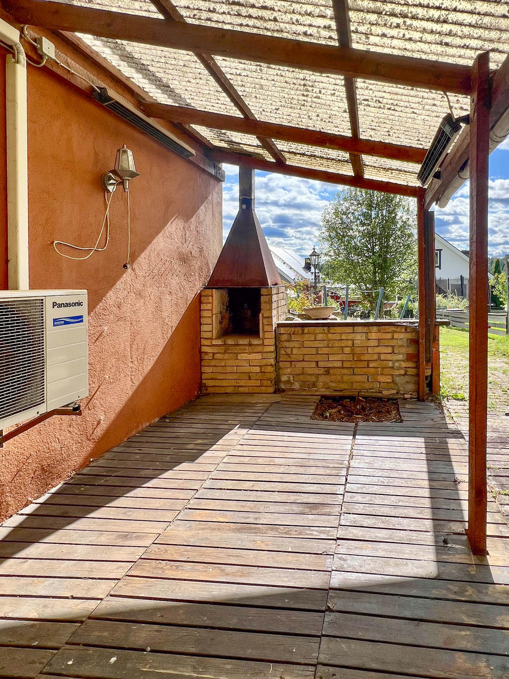 Uteplats i västligt läge, under tak. 