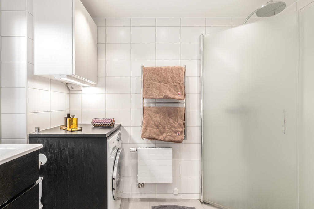 Badrummet är helkaklat och snyggt, med nykänslan kvar.
Tvättavdelning med kombinerad tvätt- och torktumlare. Golvvärme samt handdukstork