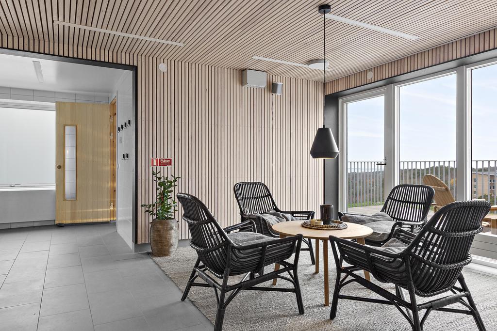 Relax och bastu finns att nyttja i grannhuset