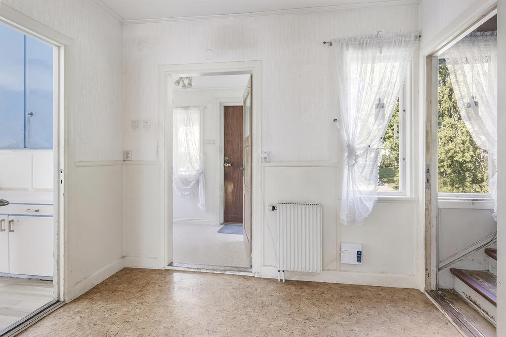 Hall med trapp till övre plan
