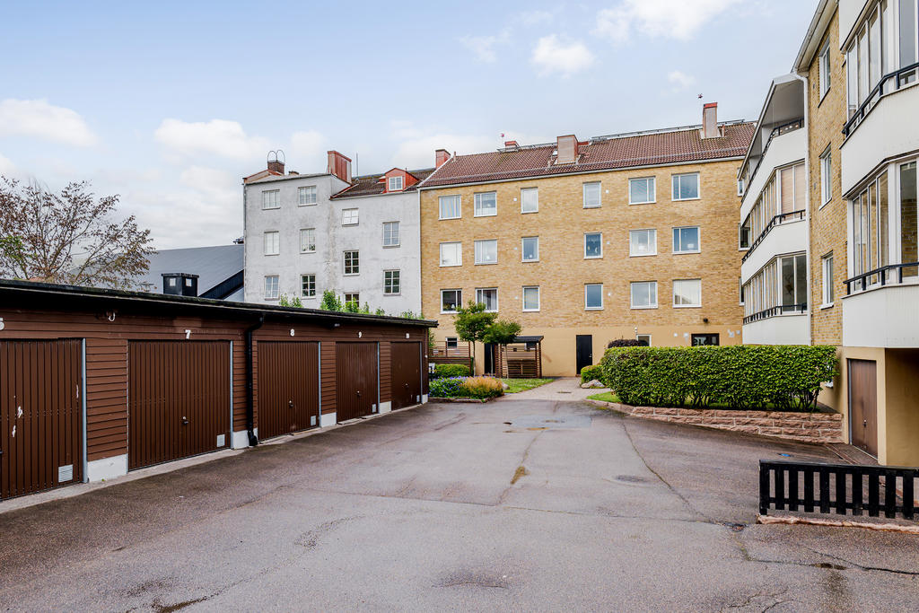 Det finns möjlighet till garage eller parkering på gården!