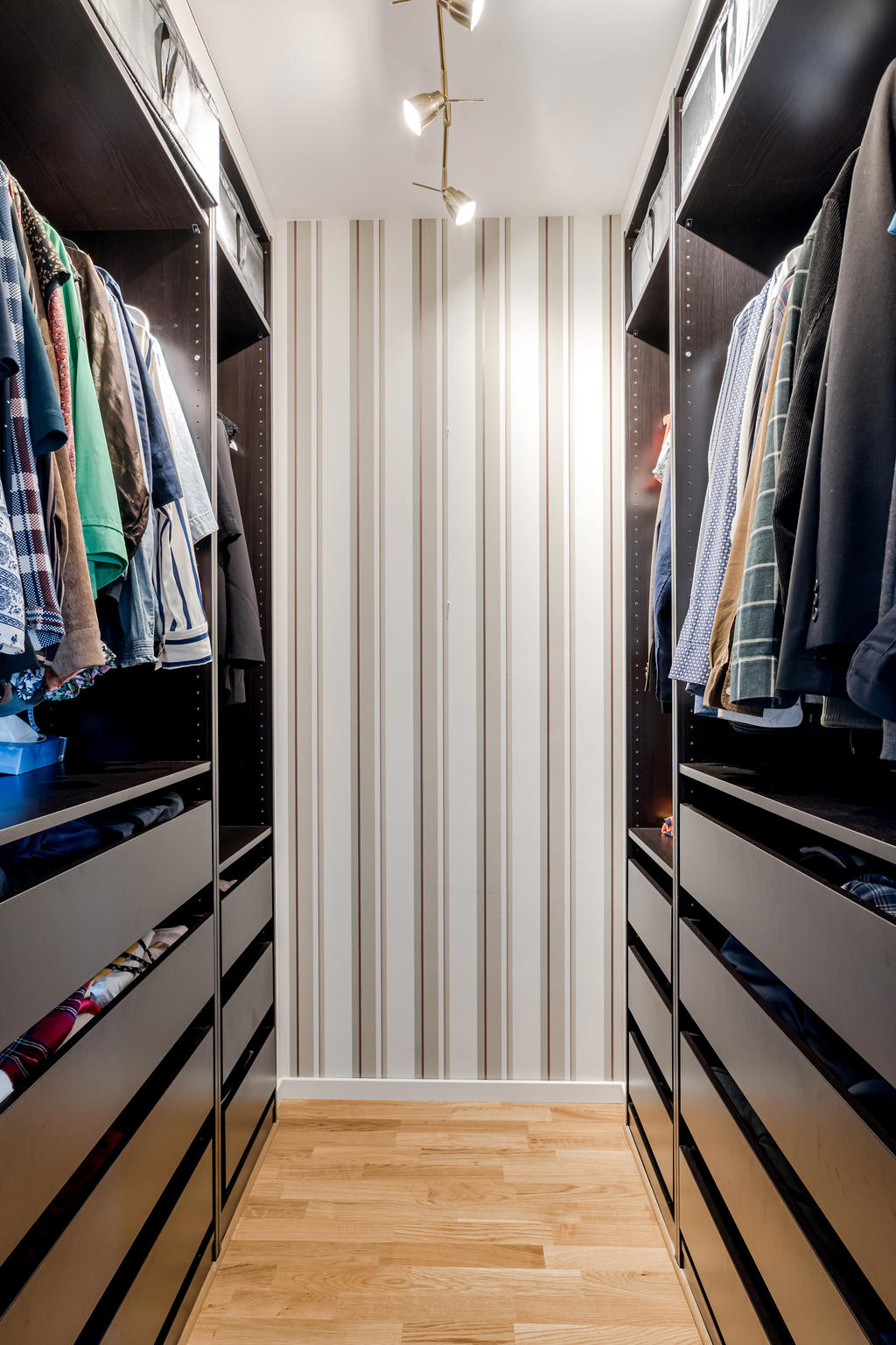 Walk-in-closet
