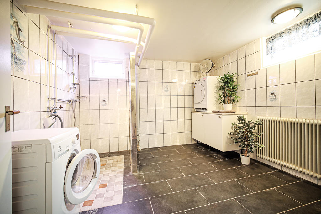 Tvättstuga med dusch i källarplan