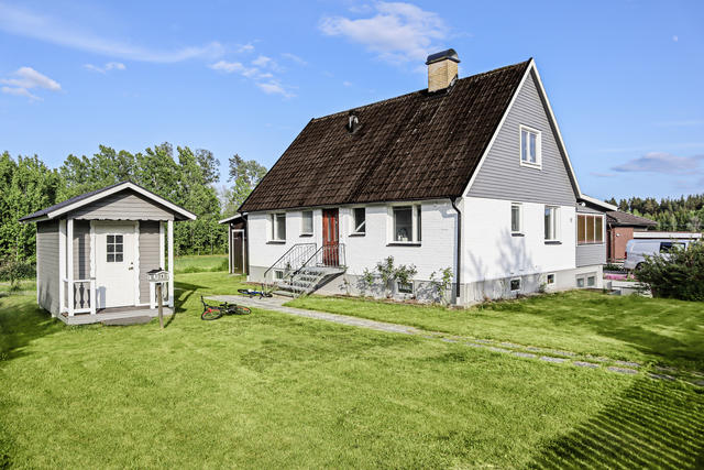 Framsida med gäststuga/lekstuga