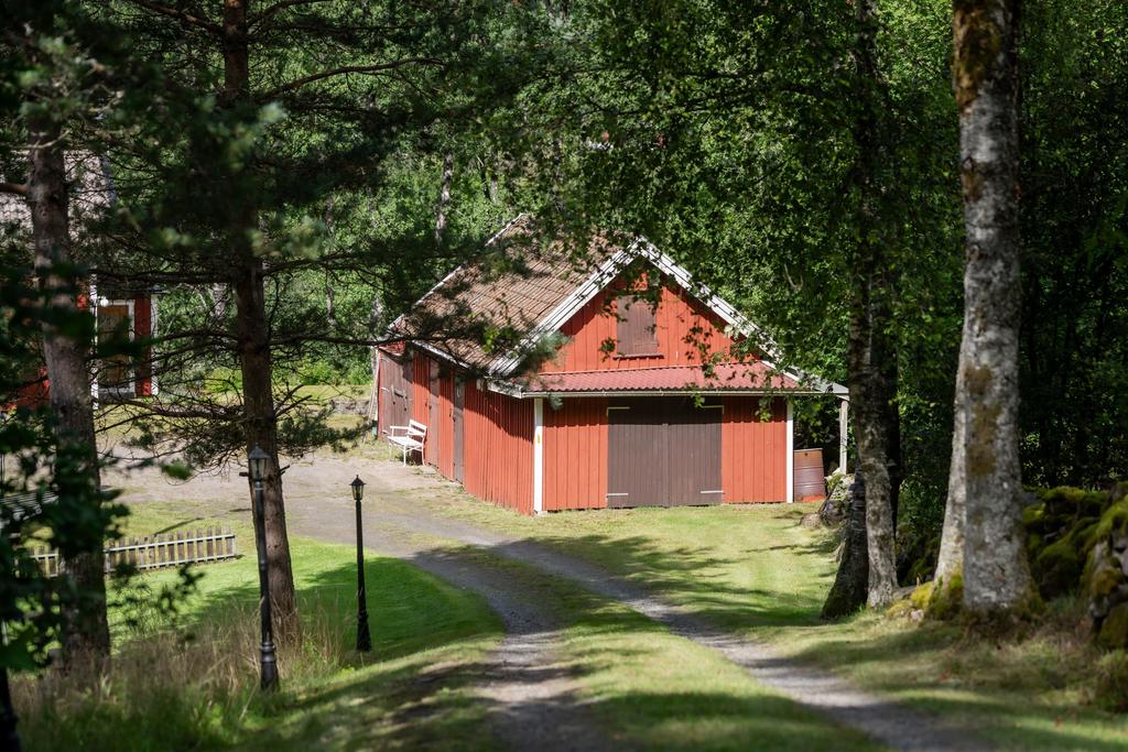 Liten lada med verkstad och förråd.