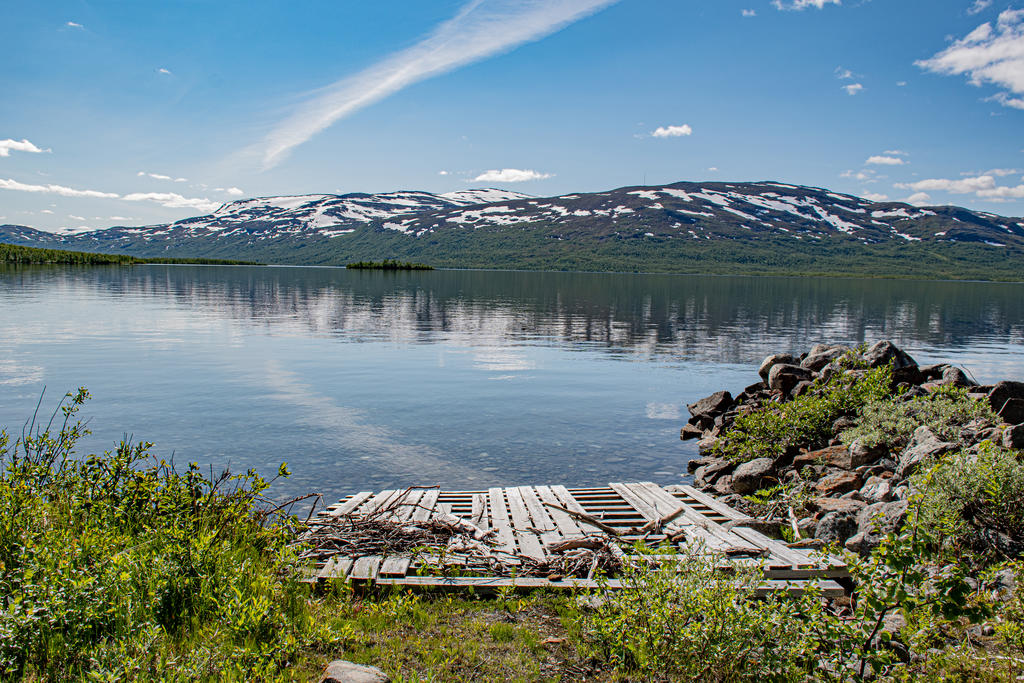 Båtplats vid spegelblanka överman...