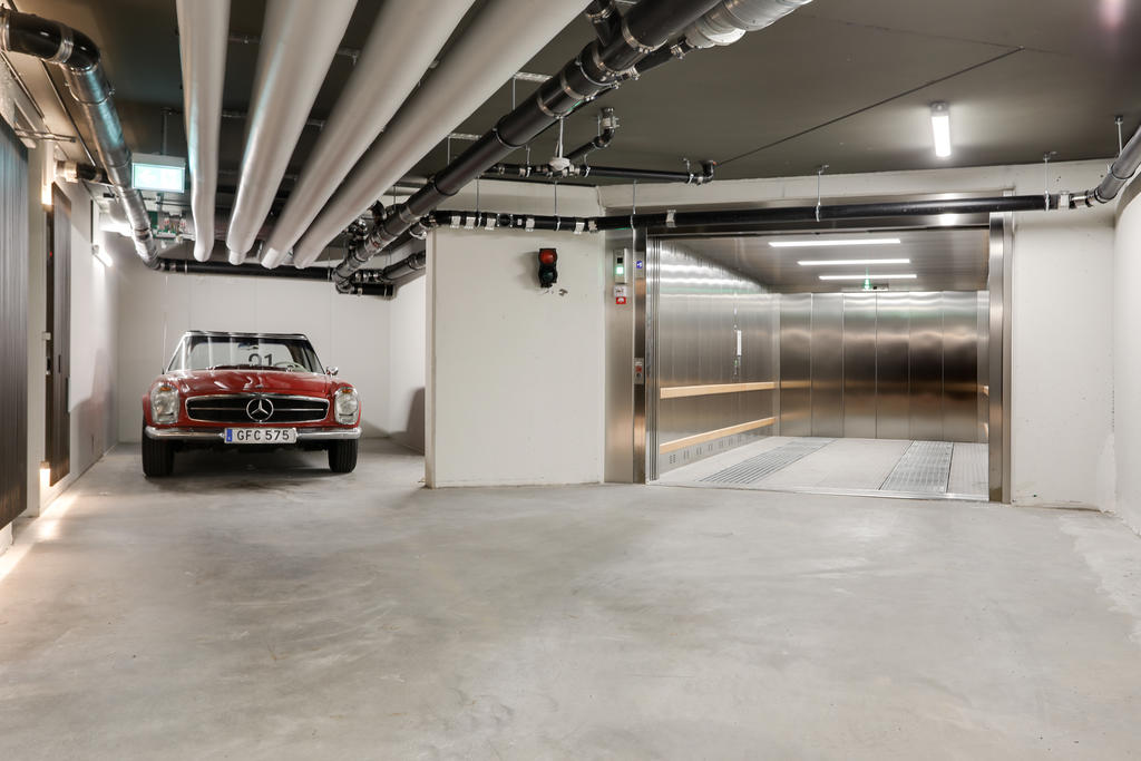 Föreningens garage nås via en bilhiss